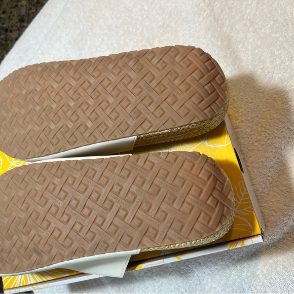 Cute yellow box sandal wedge. White and tan.  Worn once.   Size 9 1/2 - Picture 4 of 4